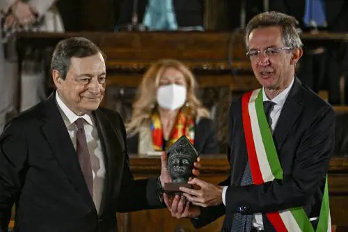 Draghi, promesse (e soldi) per Napoli