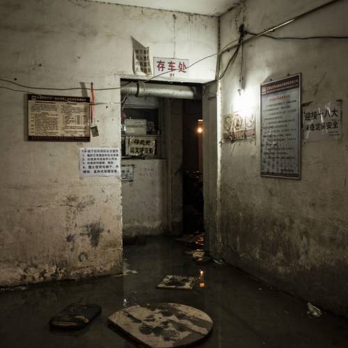 Viaggio nei sotterranei segreti di Pechino: come si vive in un bunker atomico