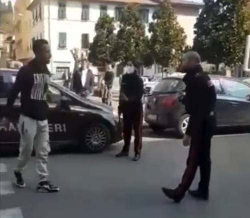 La rissa coi carabinieri, poi le coltellate. E il migrante finisce in manette