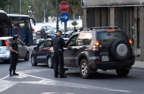 Militari dell'Arma impegnati in un controllo