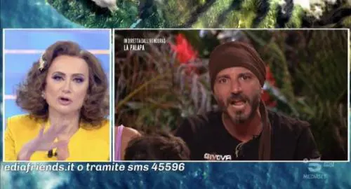“Vola basso”, “Caro Vladimir...”. All’Isola volano stracci tra Luxuria e Vaporidis