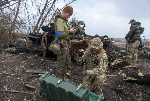 I 4 soldati russi giustiziati a terra. Un nuovo video mostra l'orrore di questa guerra