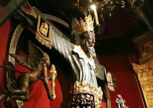Santi, angeli e demoni nelle strade di Lucca
