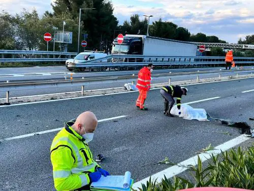 Due migranti investiti e uccisi in A10, grave un terzo