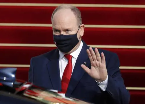 Il divorzio, la malattia e gli intrighi di Palazzo: così vogliono far fuori Alberto