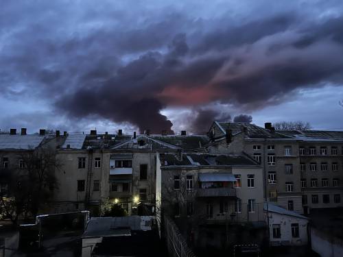 Missili, incendi ed esplosioni: i russi attaccano Odessa