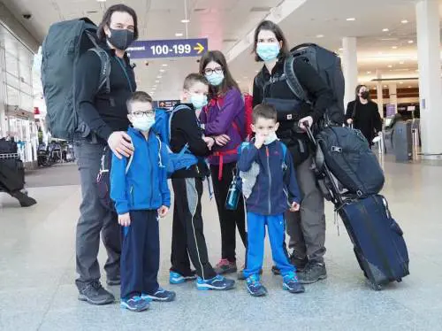 I figli diventeranno ciechi: i genitori fanno fare loro il giro del mondo