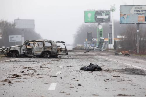 Fosse comuni ed esecuzioni: il massacro russo che scuote l'Ue