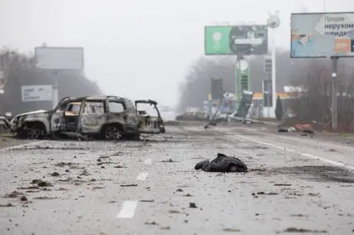 Fosse comuni ed esecuzioni: il massacro russo che scuote l'Ue
