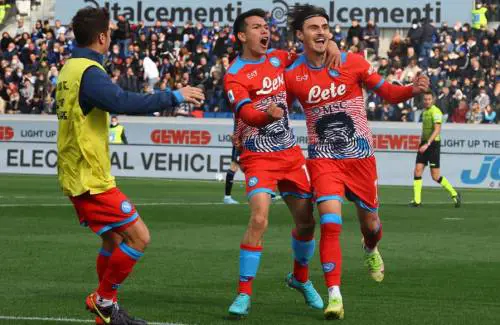 Il Napoli vince in casa dell'Atalanta e mette pressione sul Milan. La lotta scudetto entra nel vivo