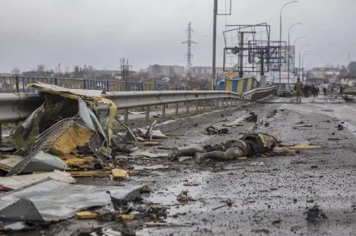 Esecuzioni per strada con le mani legate, stupri e fosse comuni. Il grido di Zelensky: "Assassini, macellai"