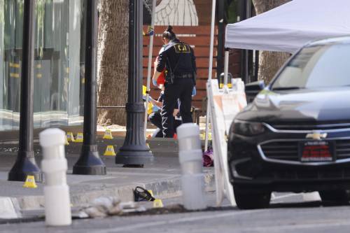 Sparatoria davanti a un bar. Fuoco da un'auto, 6 morti