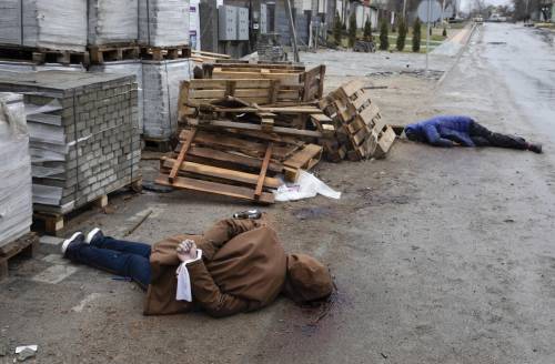 "A ogni cadavere...". I marciapiedi di Mariupol trasformati in cimiteri