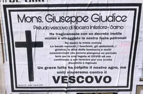 Decide di rinviare le processioni religiose: manifesti funebri contro il vescovo