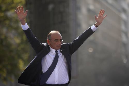 “Via un milione d’immigrati”: l'ultima carta di Zemmour infiamma la Francia