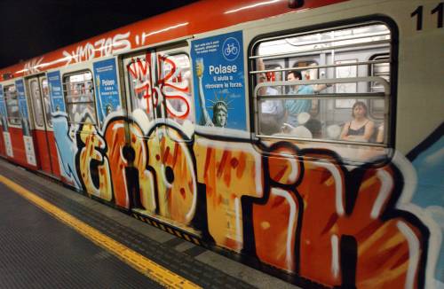 Paura in metropolitana a Milano: giovane spinta mentre passava il treno