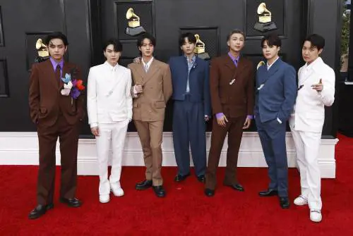 Grammy 2022, vince Olivia Rodrigo e Jon Batiste. Web in rivolta