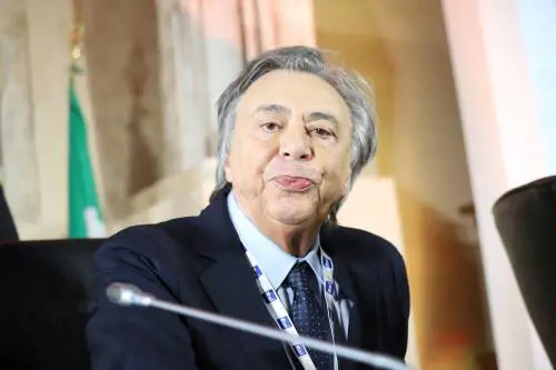 La frase choc di Freccero: "Morti che tirano fuori la testa per fumare..."