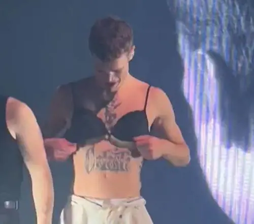 Blanco in reggiseno canta "Brividi"