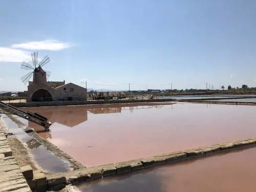 Le Saline di Trapani e lo spettacolo dei mulini a vento