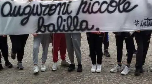 "Auguri piccole balilla". Polemica per lo striscione al battesimo