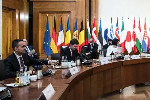 Guerra di spie, espulsi 30 russi. "Ragioni di sicurezza nazionale". La Lega: così la pace si allontana