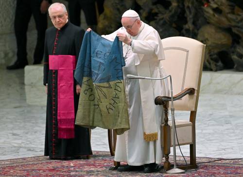 Il Papa con la bandiera dalla martoriata Bucha: "Non dimentichiamo"