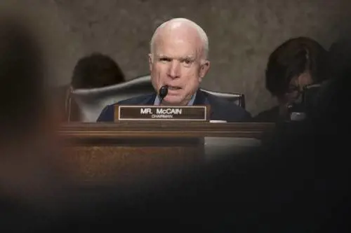 "È solo una pompa di benzina". Quelle parole-profezia di McCain sulla Russia