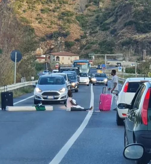 Protesta di migranti sulla Ss18 Tirrena Inferiore