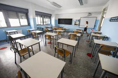 Gli alunni imbrattano i muri di feci, condannata maestra che li rimprovera 