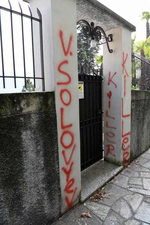 Fiamme e scritte, raid nelle ville dell'oligarca a Como