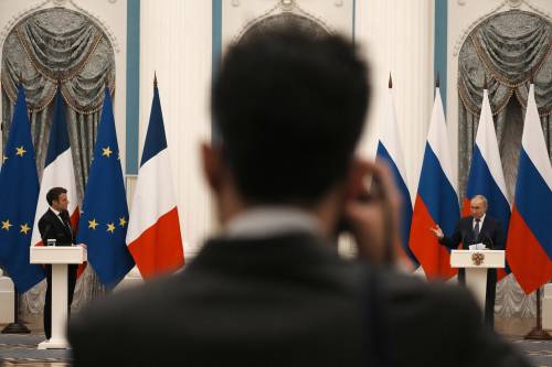 "Indecente", "Isteria". È scontro aperto tra Francia e Russia