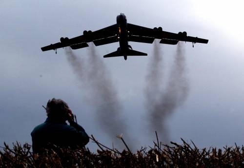 Bombardieri, caccia e ricognitori: si alza la tensione nei cieli europei