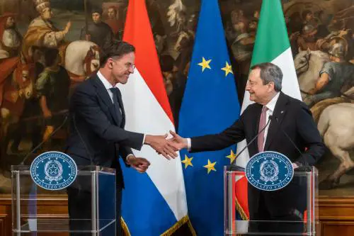 Draghi scettico sul blocco totale "Troppo dipendenti da Mosca". E insiste per il tetto ai prezzi