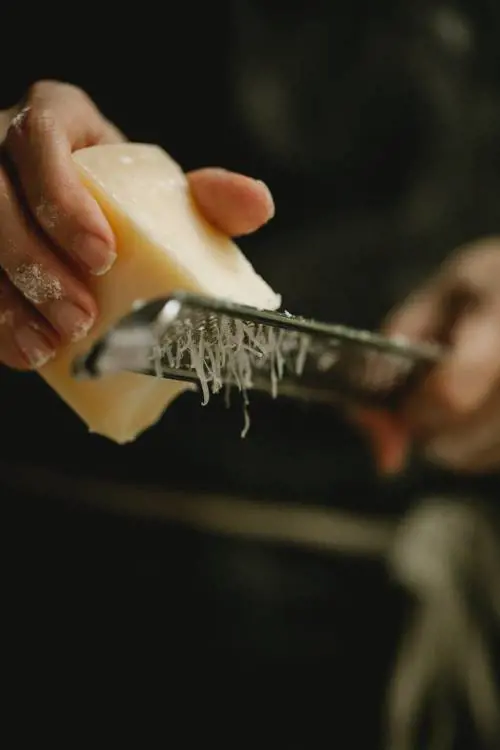"Rischio per gli allergici". Il Grana venduto per Parmigiano: scatta il richiamo