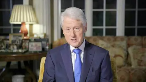 Parla la donna che può inchiodare Clinton: "Il presidente e Epstein divisero una suite"