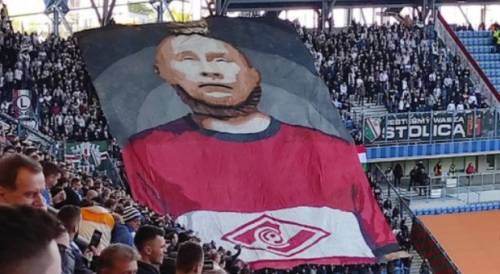 Putin col cappio al collo: bufera sullo striscione allo stadio