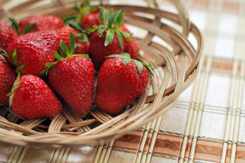 Fragole, benefici e virtù del frutto antiage 