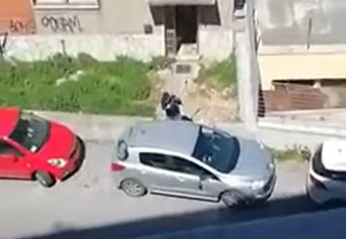 "Qui non si parcheggia". Il 73enne prende l'ascia e distrugge l'auto sotto casa