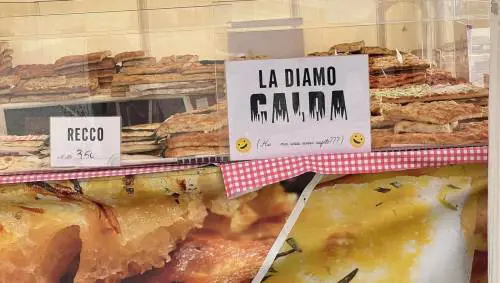 "La diamo calda". La focaccia scatena l’ira femminista