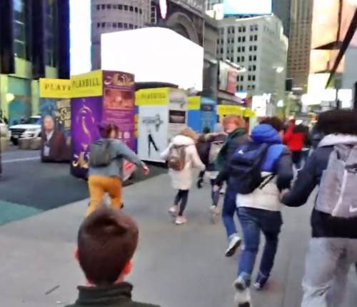 Scoppia un tombino a Times Square: scene di panico a New York