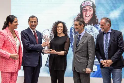 Olimpiadi 2026, Brignone consegna la Coppa del mondo a Sala