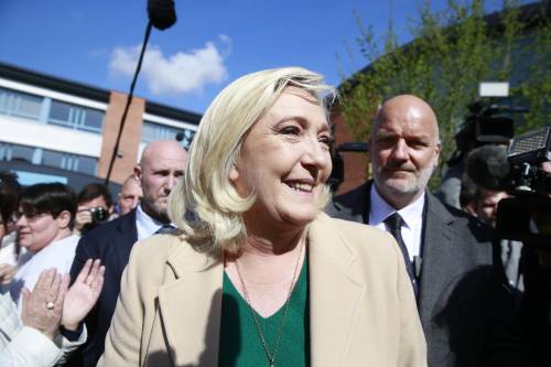 Le Pen crede nella rimonta e rinnega anche la Frexit: "Parigi non uscirà dalla Ue"