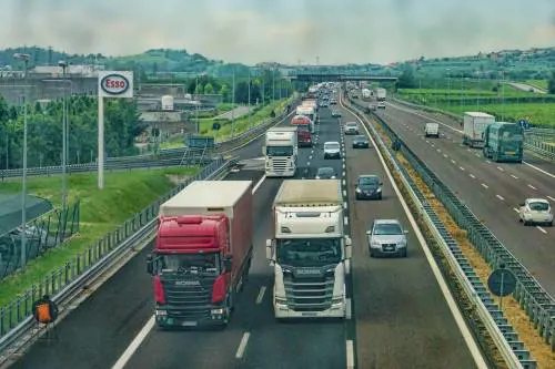 Caos sulla A21: code e chiusure dopo uno scontro tra tir