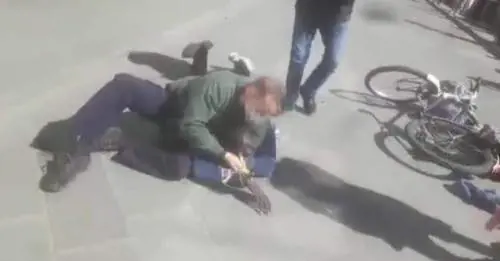 "Razzismo". Il Senegal protesta per l'arresto di un ambulante