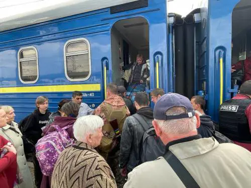 L'ultimo treno verso la salvezza: "Qui è il caos, bombardano dovunque"