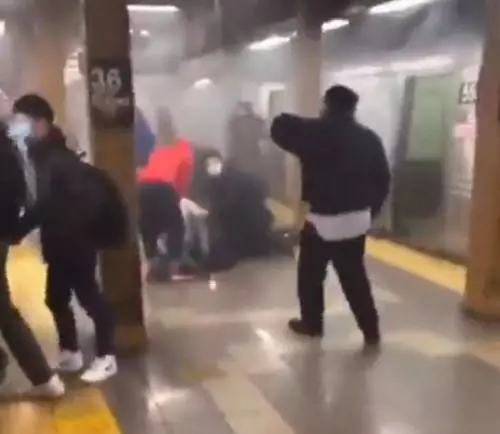 Spari a New York, sangue nella metro