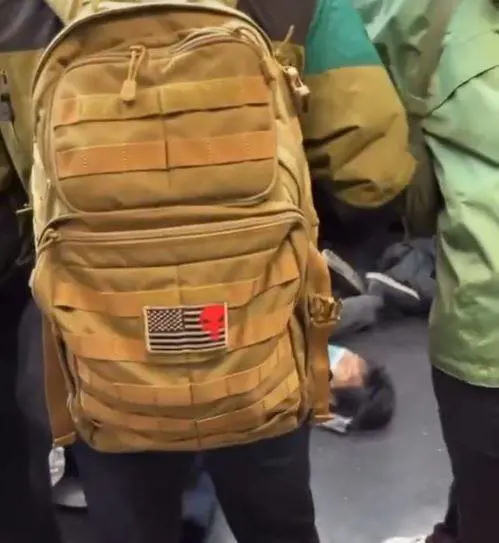 New York, i passeggeri si riparano nella metro