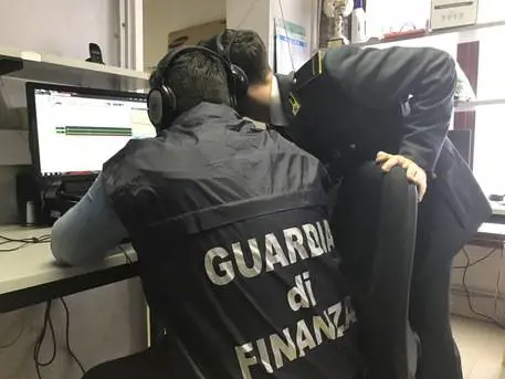 Falsificano i permessi di soggiorno, ma la fanno franca così