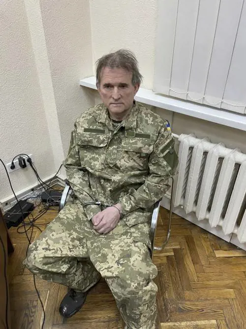 L'accusa di Kiev al Cremlino: "Armi chimiche su Mariupol". Preso il filorusso Medvedchuk